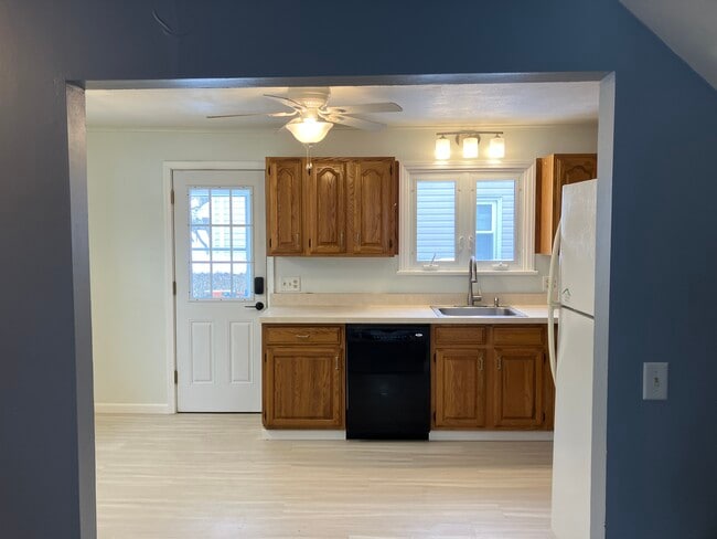 Kitchen - 147 Winstead Rd