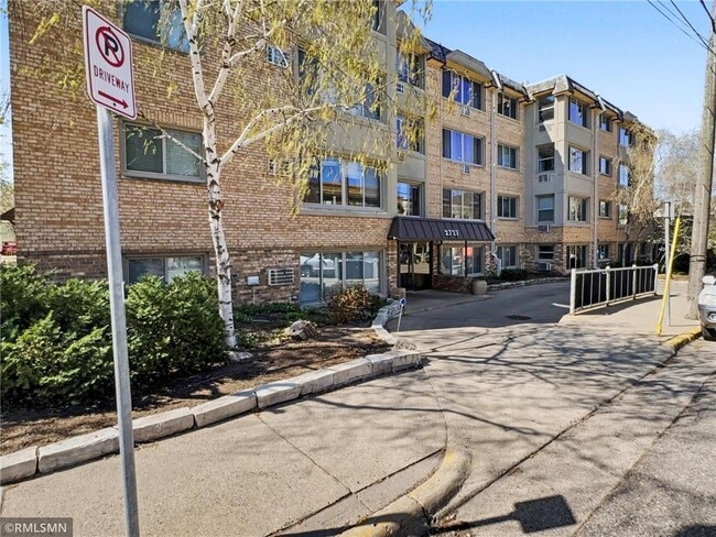 Building Photo - 2727 W 43rd St Unit 408