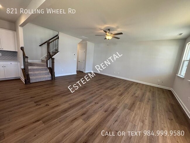 Photo - 821 Rolling wheel Rd