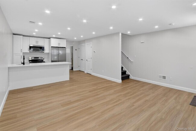 17 Hooker St