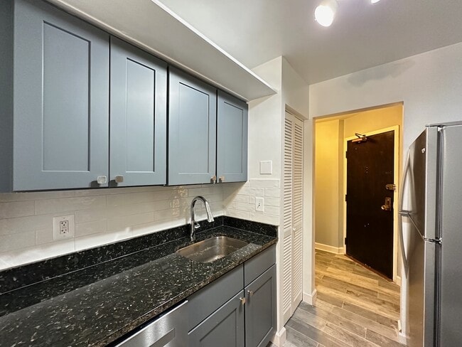 Photo - 3825 N Pine Grove Ave Unit 012