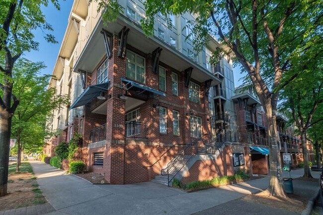 Building Photo - Wonderful 2bd/2bth uptown condo! lots of space in a beautiful building