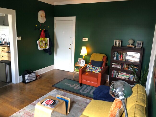 Living Room - 328 Cedar Ave Unit 2