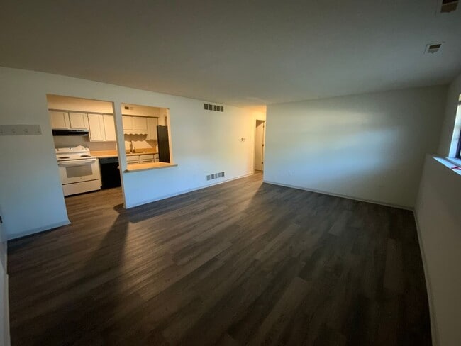 Building Photo - 2 Bedroom Apartment Unit L