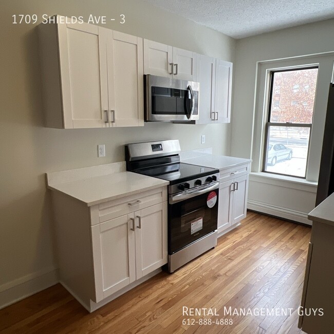 Huge 2 Bedroom! Completely Remodeled! - Huge 2 Bedroom! Completely Remodeled! Apartment Unit 3