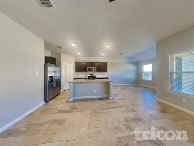 Photo - 810 Silverbell St