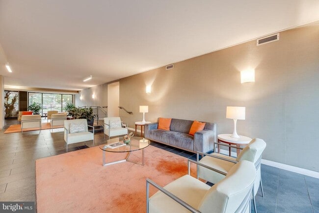 Photo - 2939 Van Ness St NW Unidad 1243