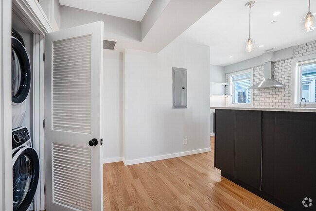 Building Photo - 27 Linden St Unit 2 Rental