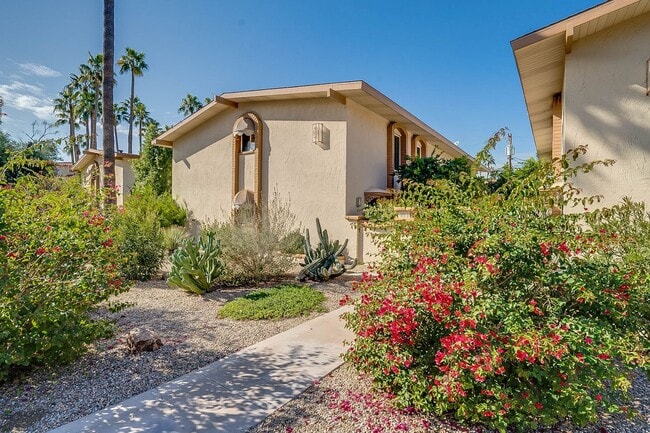 Building Photo - Prime Location - 2-bedroom, 1.5-bath townhome in Central Scottsdale! Unit 2