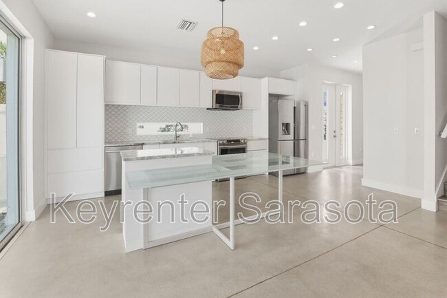 Photo - 2066 Roselawn St