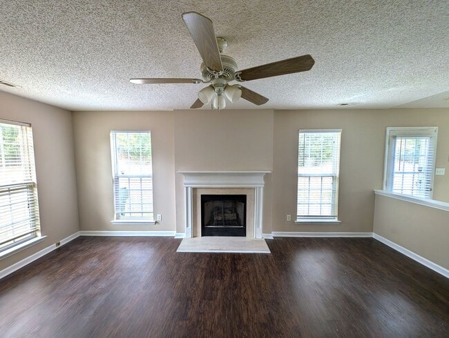 Photo - 100% Upgraded!  Minutes form I-485/Airport...