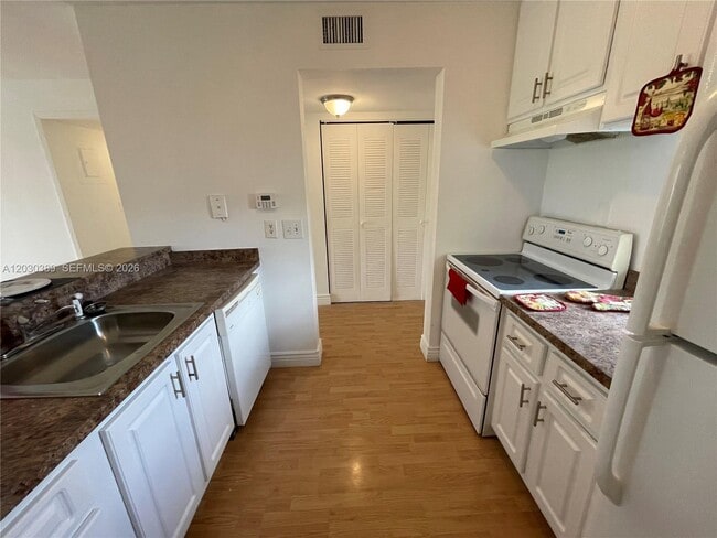 Building Photo - 8560 N Sherman Cir Unit 504