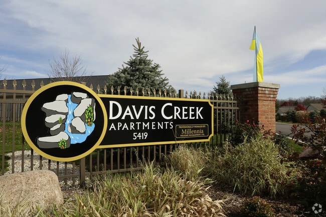 Davis Creek Apartments - Davis Creek Apartments