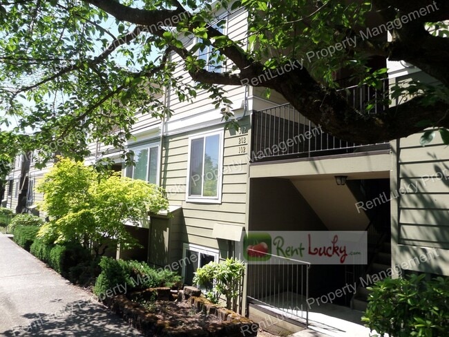 Photo - Wonderful 2-Bedroom Top Floor Condo in Renton - Great Location! Unidad 302
