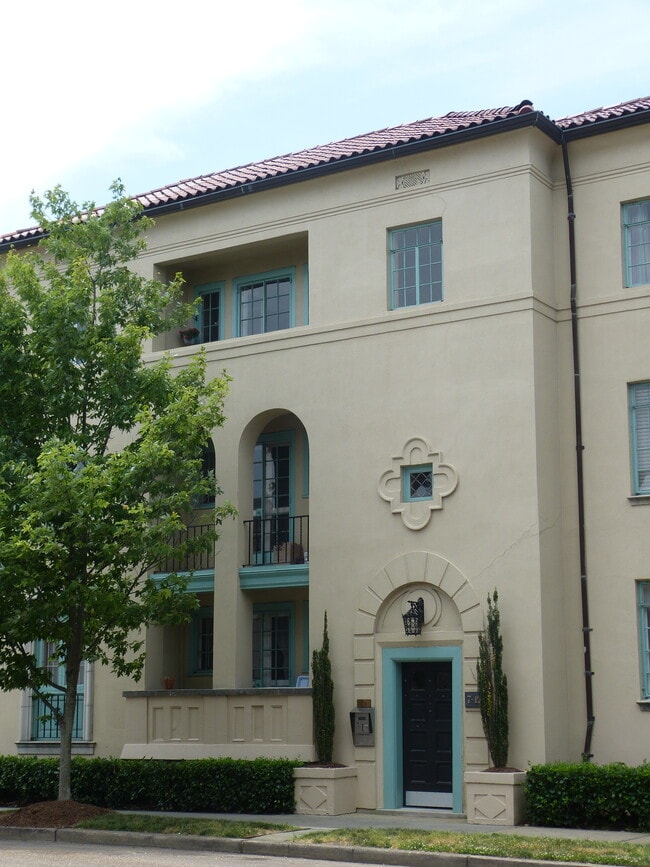 Building Photo - 515 N Arthur Ashe Blvd Unit Tuscan Villas