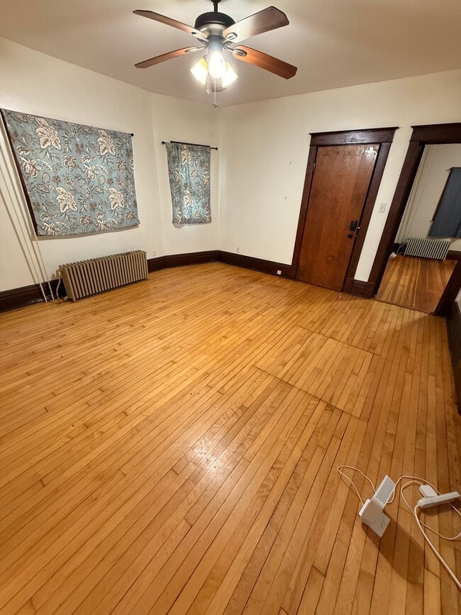 Building Photo - 869 Geranium Ave E