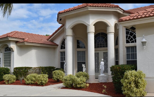Building Photo - 1913 SE Airoso Blvd Rental