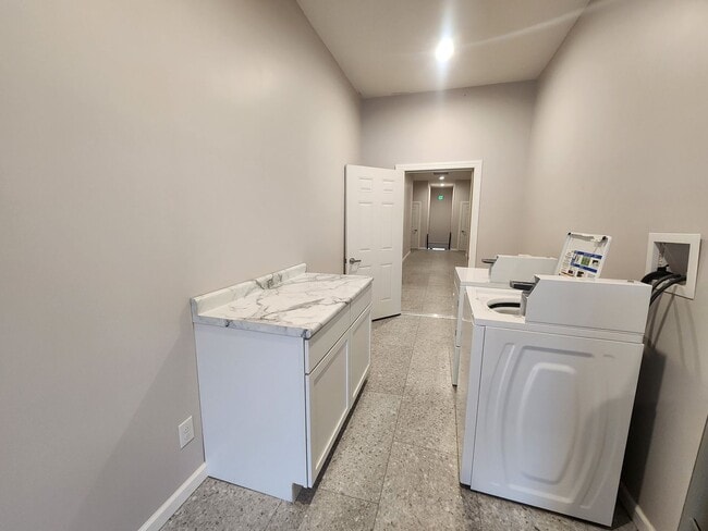 458 N 9th St Unit 2 (B1-290) (B1-292)