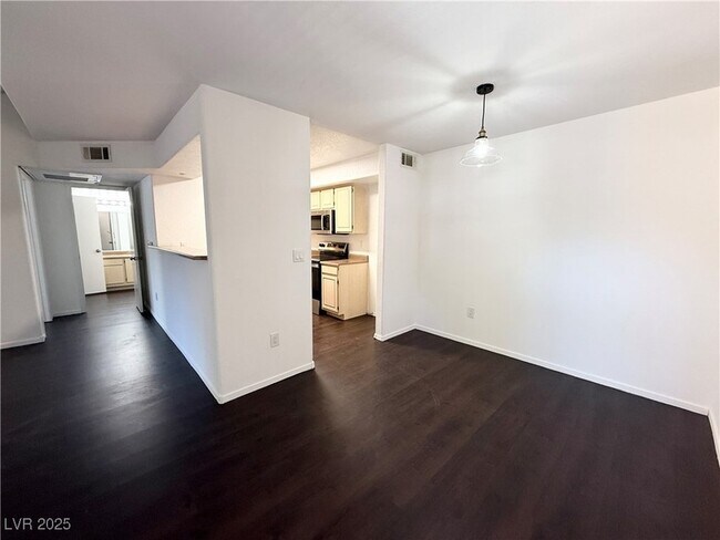 Photo - 555 E Silverado Ranch Blvd Unidad 2151 Rental