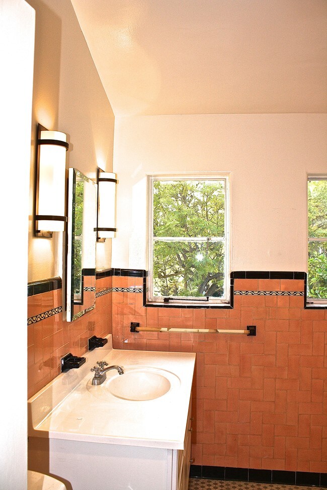 Master Bath, 2nd floor - 1228 Selby Ave