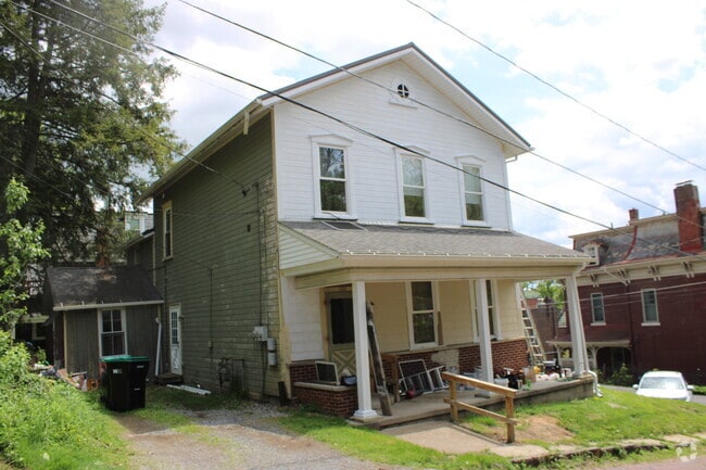 Building Photo - 132 N White St Unit Uspstairs Apt