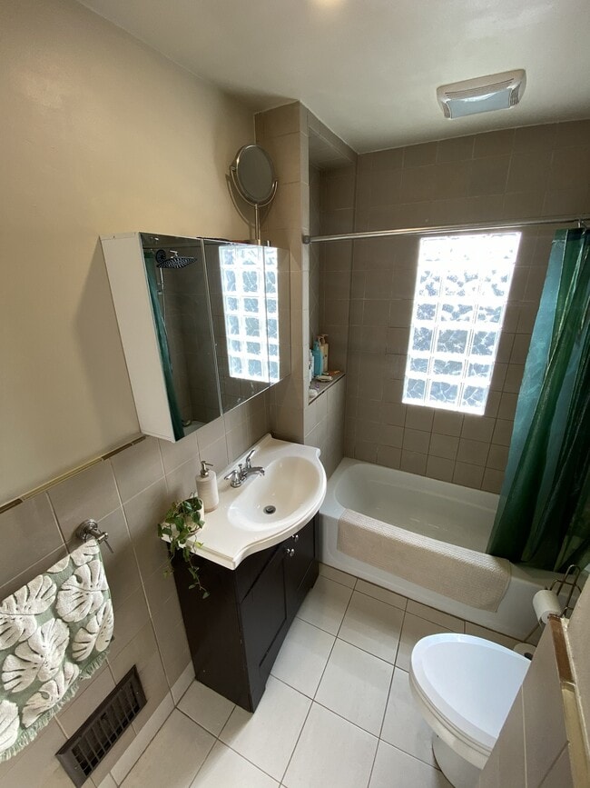 Photo - 464 W Marshall St