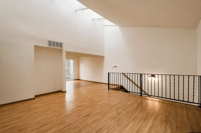 Building Photo - 3501 Juan Tabo Blvd NE Unit J8