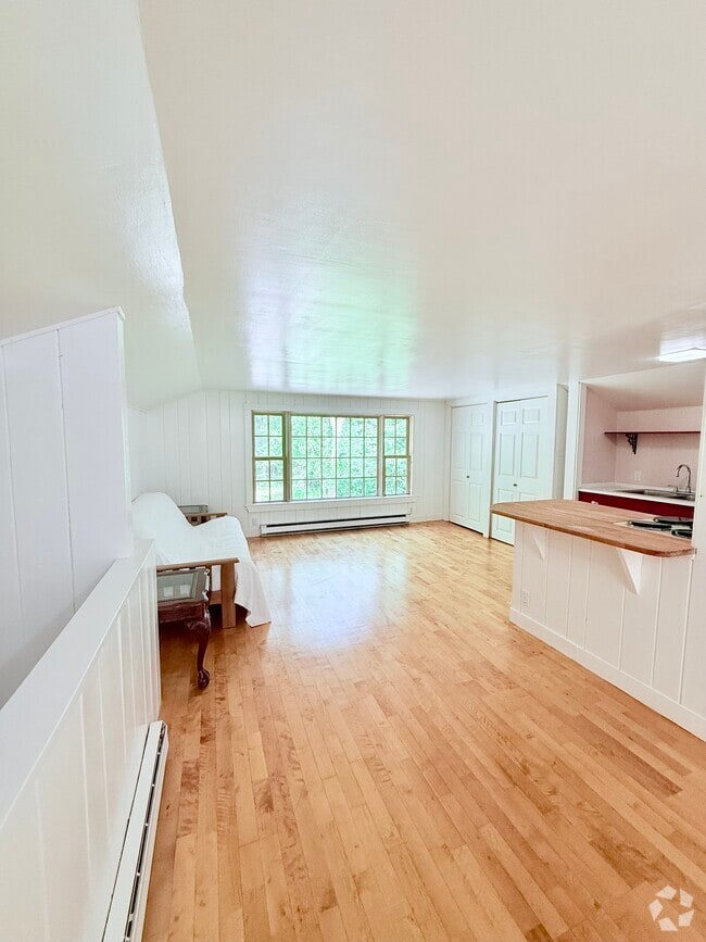 Building Photo - 10 Kent Way Unit 1 Rental