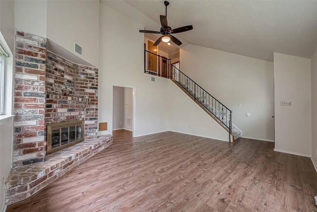 Photo - 227 Glencairn Ct
