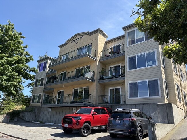 **Bright & Updated 2-Bedroom Condo with Water View in Friday Harbor!** - **Bright & Updated 2-Bedroom Condo with Water View in Friday Harbor!** Unit 201