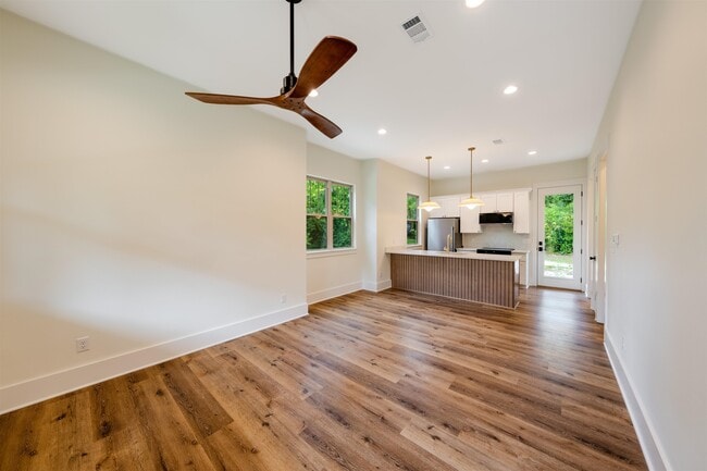 Photo - 637 E Seaboard St