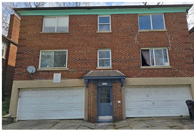 Building Photo - Spacious, Newly Updated 1-Bed Near UC & Downtown — Off-Street Parking, Radiant Heat Unit 4