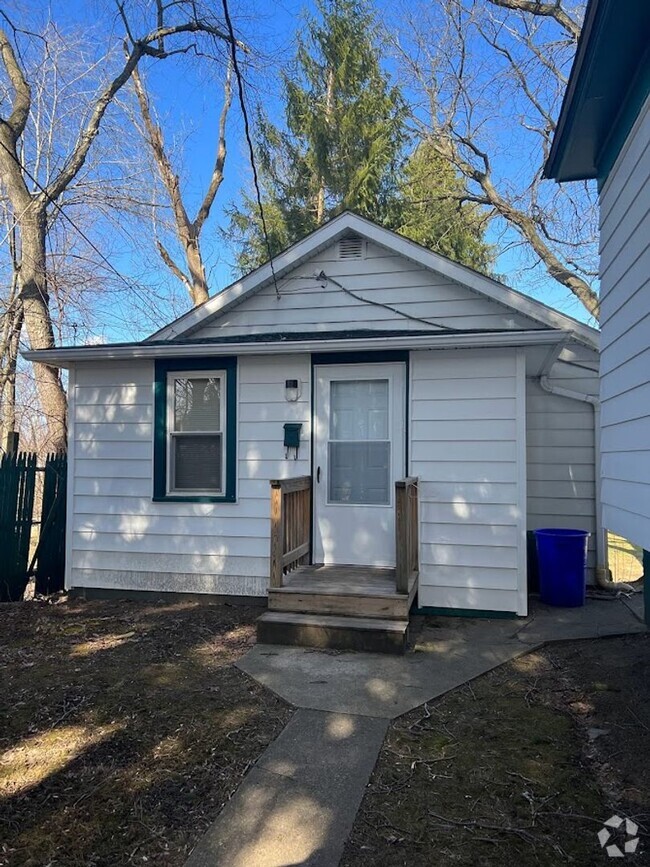 Building Photo - Adorable 1 bedroom single family house rea...