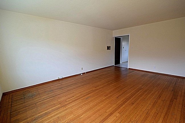 Building Photo - NEW LISTING! Walk 1 Block To Downtown! LG. 1 BR/1BA, Hdwd Flrs,Big Walk-In Closet!