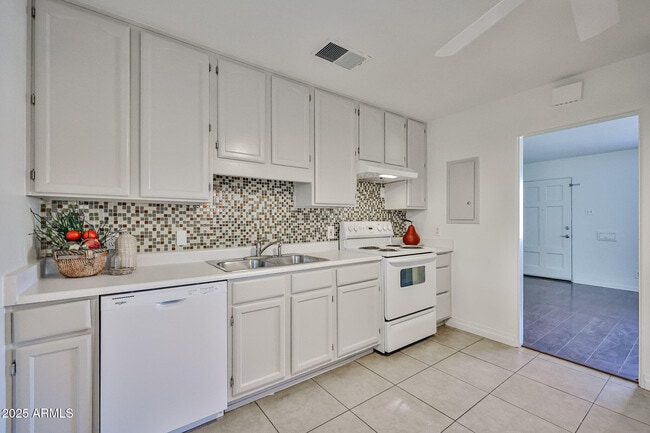 Photo - 2221 W Clarendon Ave