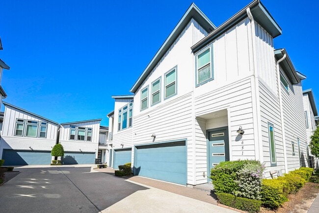 Building Photo - 651 Press St