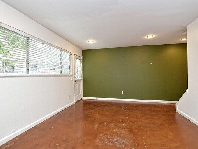 Photo - 604 Franklin Blvd Unidad B