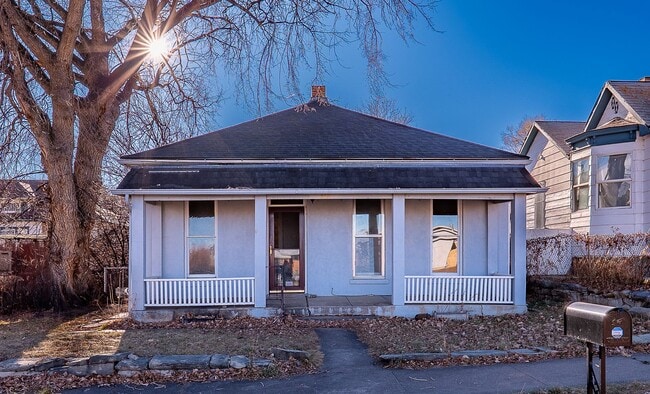 Building Photo - Home Walking distance to town!