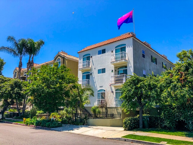 Building Photo - 2027 Beloit Ave Unit 105