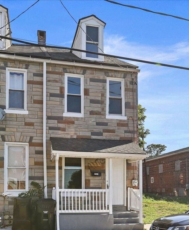 Building Photo - This end-of-row townhome Old Uptown Harris...