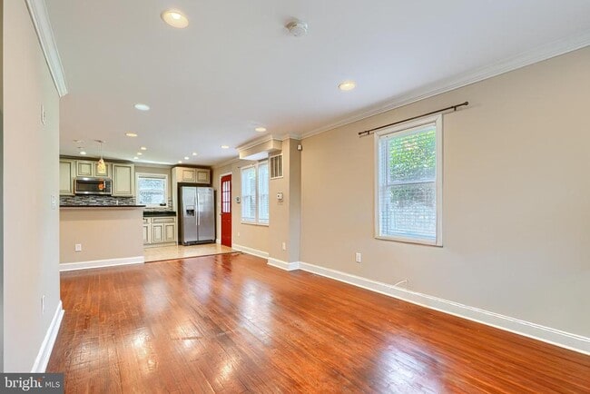 Photo - 6110 Everall Ave