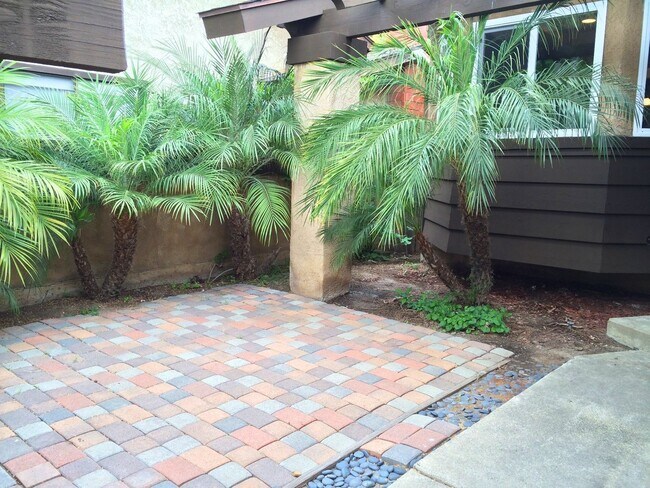 Photo - 4 Bedroom Townhouse - Ideal for Chapman St...