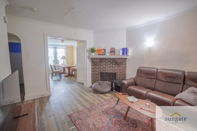 Photo - 213 E 33rd St