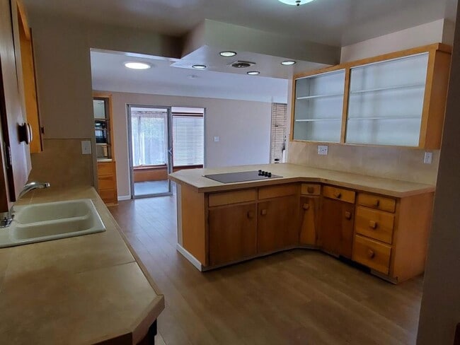 Photo - 128 Yale Pl