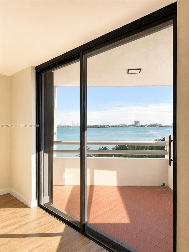 Photo - 555 NE 30th St Unidad 603