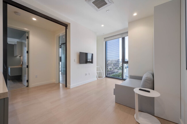 Photo - 6401 Wilshire Blvd Unidad 808E Rental
