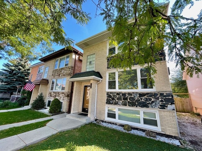 Photo - Freshly Renovated 3-Bed in Jefferson Park – In-Unit Laundry & Modern Upgrades! Unidad Apt #1