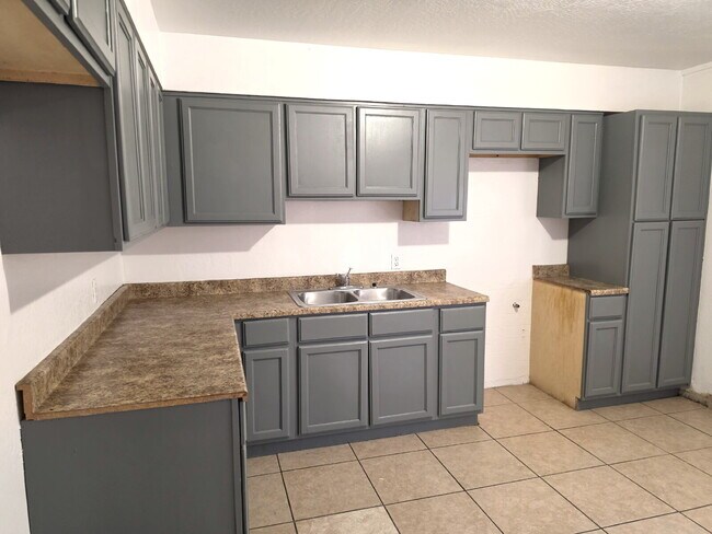 Photo - MOVE-IN READY 3 BEDROOM WITH $250 BONUS – ALL TILE & CENTRAL AIR Unidad 4