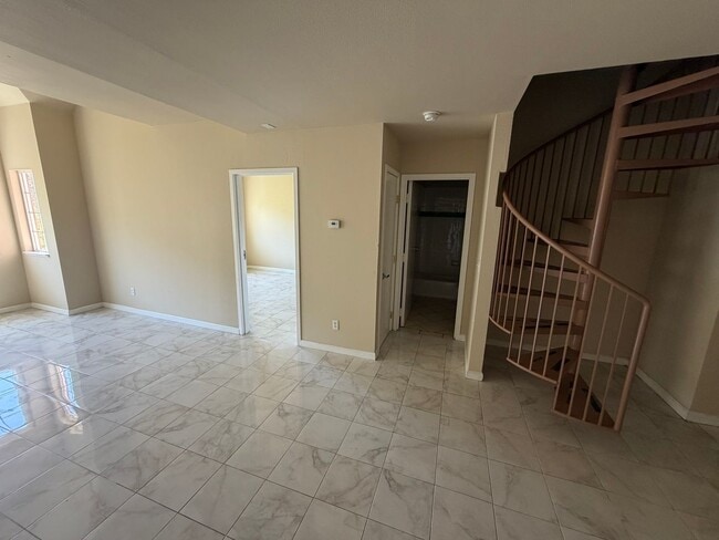 Photo - 158 Caldecott Ln Unit 8