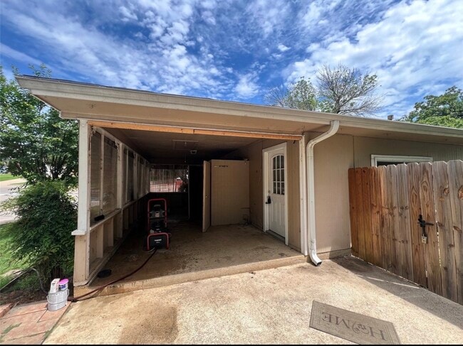 Photo - 600 Lake Dr